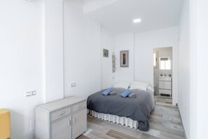 1 bedroom, iron/ironing board, travel cot, WiFi - New sunny house - Steps to beach with terrace (La Cala del Moral)