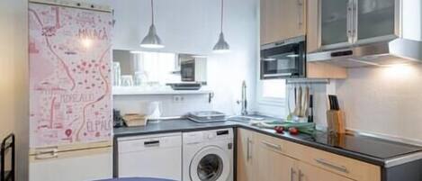 Réfrigérateur, micro-ondes, lave-vaisselle, cafetière/bouilloire