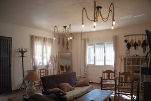 TV, fireplace - Charming rural house in the Serrania de Ronda (Ronda)