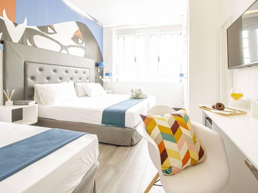 Habitació triple Comfort | Caixa forta a l'habitació, escriptori, cortines opaques i wifi gratuïta