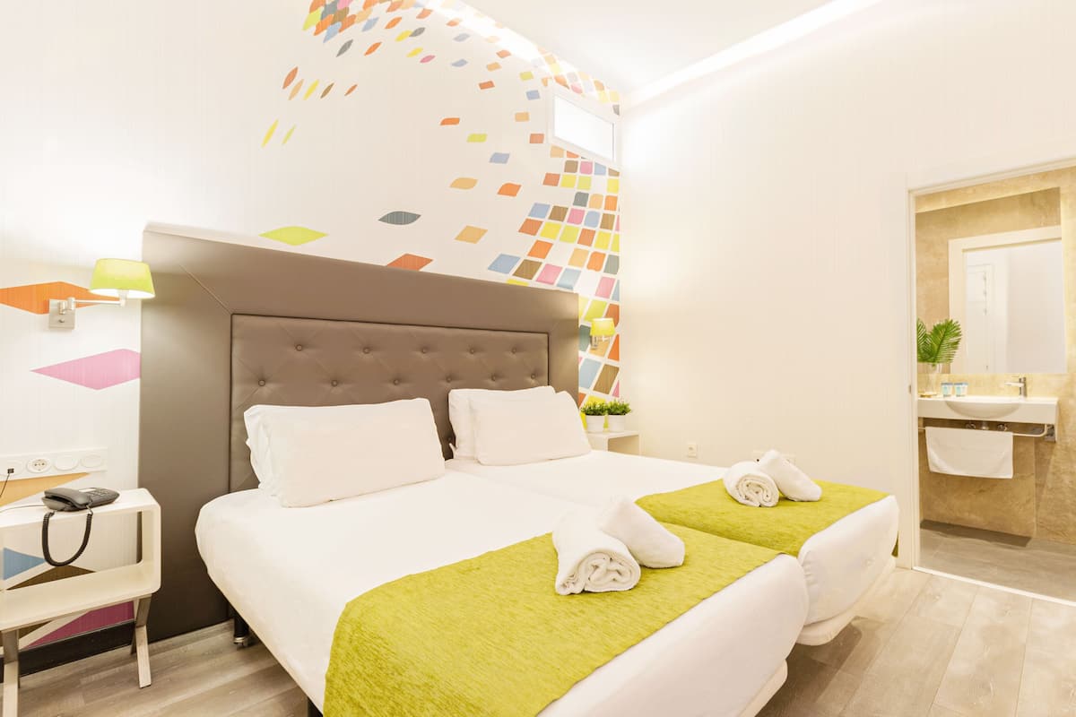 Quarto casal standard | Cofres nos quartos, individualmente decorados
