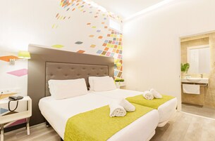 Habitación estándar doble | Caja fuerte, decoración individual, mobiliario individual y escritorio