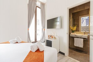 Habitación doble superior | Caja fuerte, decoración individual, mobiliario individual y escritorio