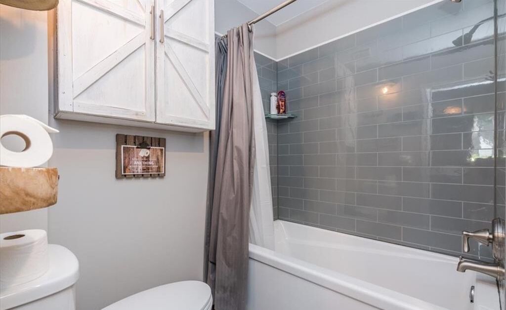 Sèche-cheveux, serviettes fournies, savon, shampoing