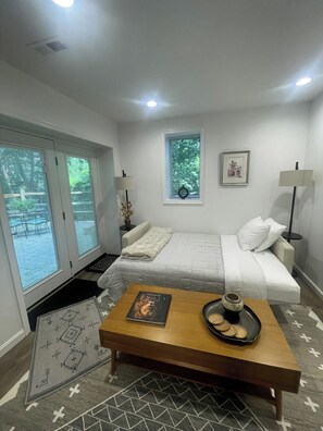2 bedrooms, iron/ironing board, free WiFi, bed sheets - Uptown Annapolis - Peaceful, Sparkling, 1 Bed/1 Bath Apartment, Sleeps 3-4 (Annapolis)