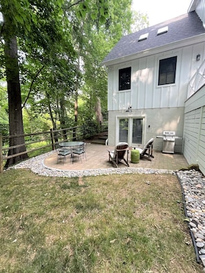 Outdoor dining - Uptown Annapolis - Peaceful, Sparkling, 1 Bed/1 Bath Apartment, Sleeps 3-4 (Annapolis)