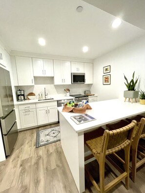 Kjøleskap, mikrobølgeovn, ovn og kokeplater