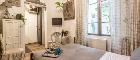 1 habitación, escritorio, tabla de planchar con plancha y wifi