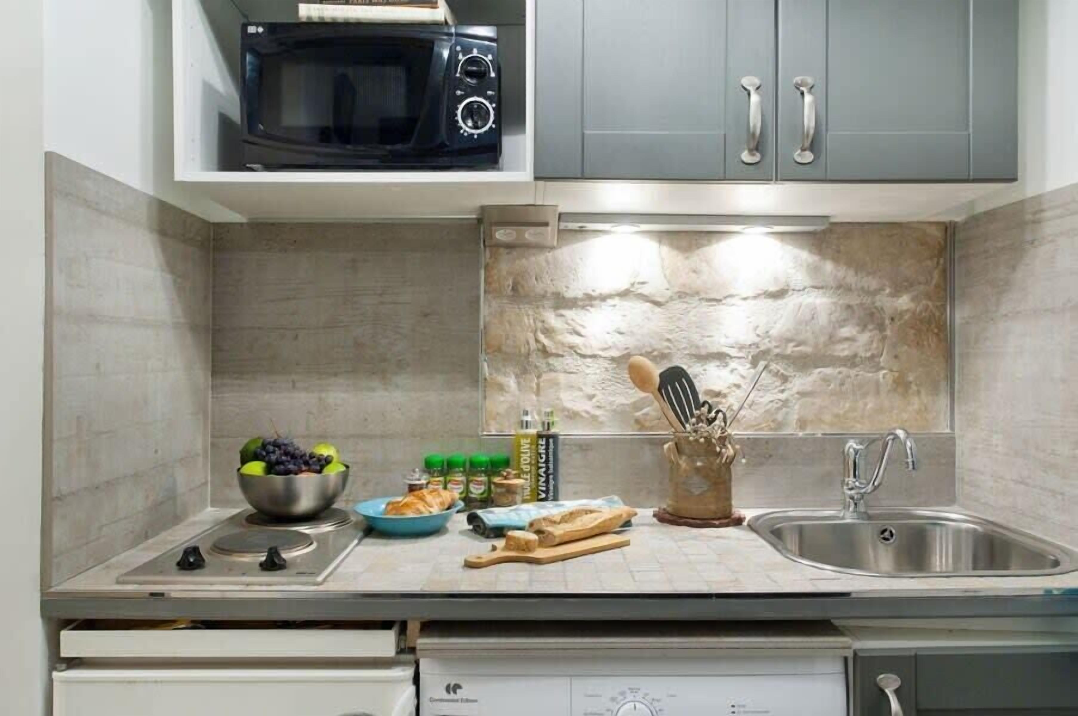 Fridge, microwave, stovetop, coffee/tea maker