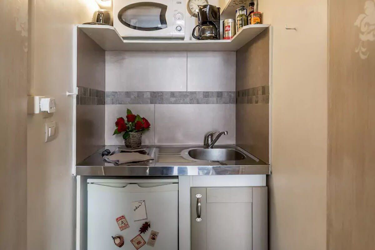 Kjøleskap, mikrobølgeovn, kokeplater og kaffetrakter/tekoker