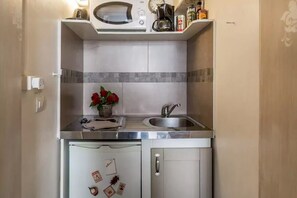 Køleskab, mikrobølgeovn, kogeplade, kaffe-/temaskine