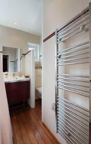 Dusj, hårføner og sjampo