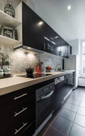 Réfrigérateur, micro-ondes, four, plaque de cuisson