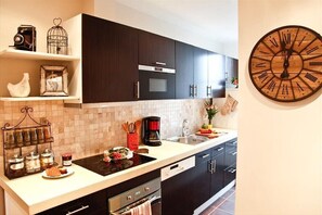 冰箱、微波炉、烤箱、炉灶