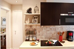 冰箱、微波炉、烤箱、炉灶