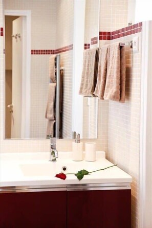 Shower, hair dryer, shampoo - Elegant 1BR with Elevator | Near Arc de Triomphe (Paris)