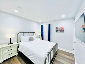 3 chambres, bureau, fer et planche à repasser, lit parapluie