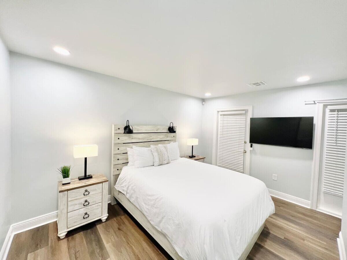 3 chambres, bureau, fer et planche à repasser, lit parapluie