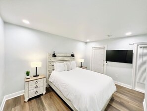 3 slaapkamers, een bureau, een strijkplank/strijkijzer, reisbedje