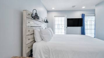 3 bedrooms, desk, iron/ironing board, travel crib