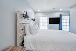 3 habitaciones, escritorio y tabla de planchar con plancha 