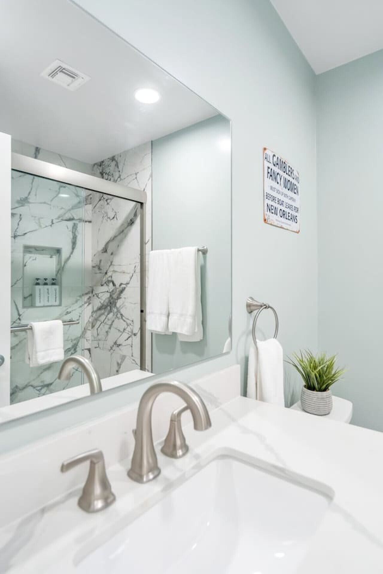 Sèche-cheveux, serviettes fournies