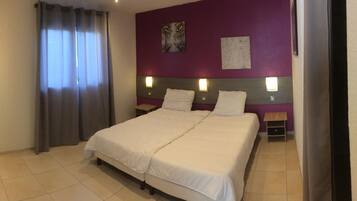 1 habitación, tabla de planchar con plancha y wifi