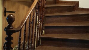 Eine hölzerne Treppe mit geschwungenem Geländer.