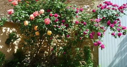 Maison de Campagne fleurie, calme , entourée d un grand jardin.