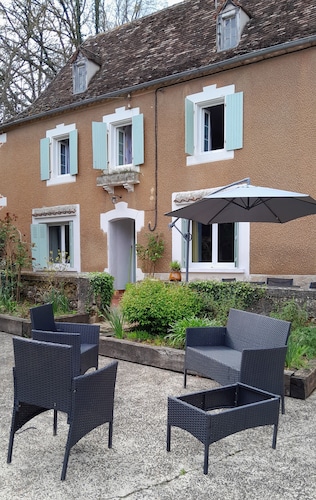 Maison de Campagne Fleurie, Calme , Entourée d un Grand Jardin