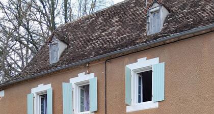 Maison de Campagne Fleurie, Calme , Entourée d un Grand Jardin