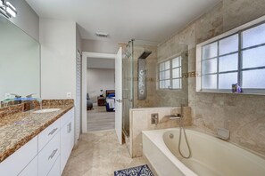 Shower, hair dryer, towels, soap -  Modern cozy home! Single Family with game room, Pool & Patio. (Miami)