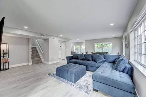  Modern cozy home! Single Family with game room, Pool & Patio.