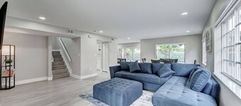  Modern cozy home! Single Family with game room, Pool & Patio.