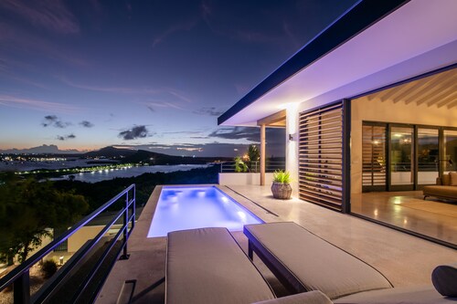 Luxury 12 person Villa with great views of Spanish Water and Caracas Bay. 