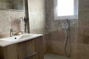 Secadora de cabello, toallas, papel de baño 