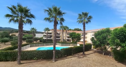 LâazurĂ©enne sĂ©curisĂ©e avec vue sur piscine