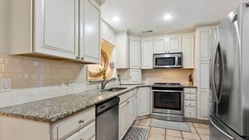 Køleskab, mikrobølgeovn, ovn, kogeplade