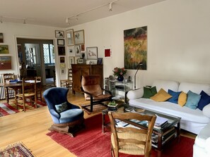 Living area - Charming Paris apartment close to transportation. Includes outdoor terrasse. (Paris)