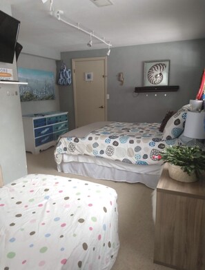1 bedroom, WiFi, bed sheets - Private upscale apartment with kitchen, walking to Cherry Creek Rez. 30 to DIA. (Aurora)