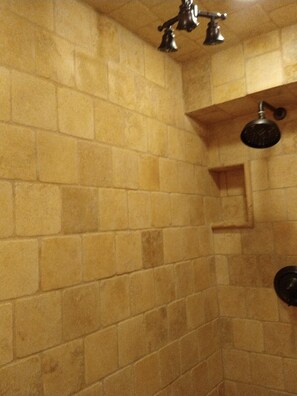 Secadora de cabello, toallas, jabón, shampoo