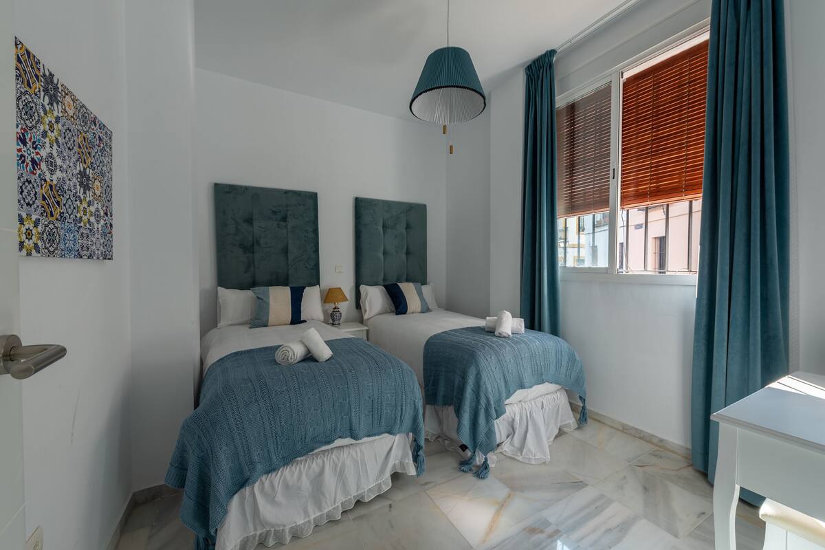 Appartement Design, 2 chambres, vue sur la ville | Couette en duvet, coffre-fort, rideaux d’obscurcissement