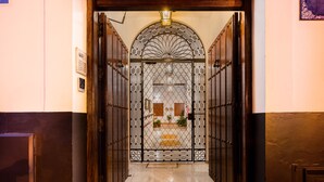 Interior entrance - Apartamentos Cruz San Andres (Seville)