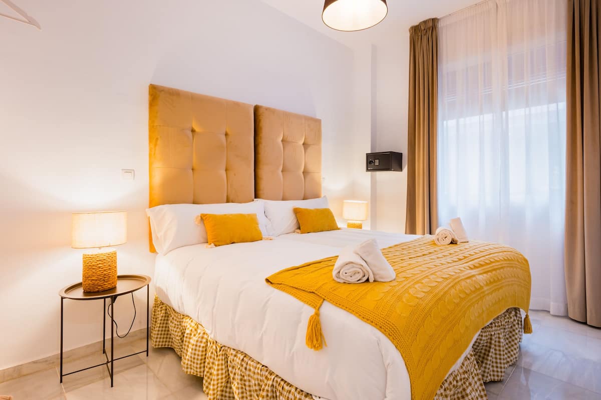 Appartement Design, 2 chambres, vue sur la cour intérieure | Couette en duvet, coffre-fort, rideaux d’obscurcissement