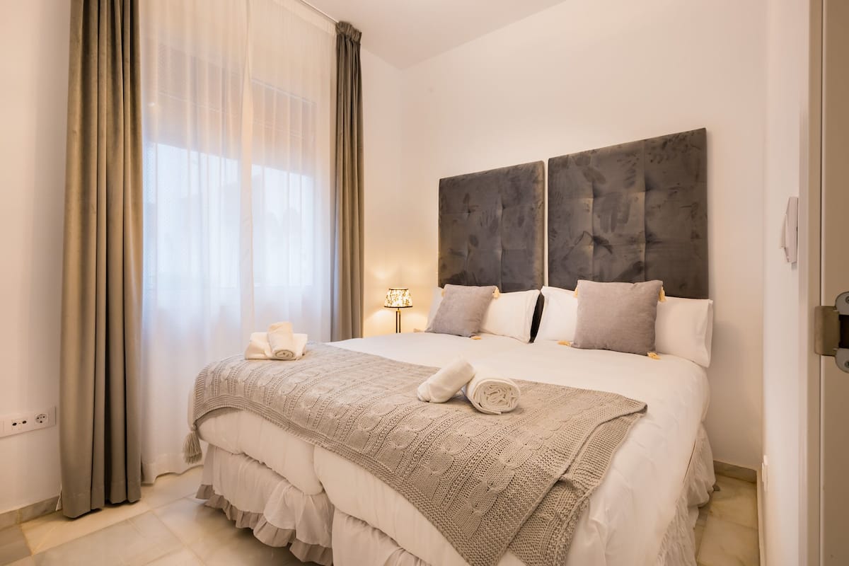 Appartement familial, 2 chambres, rez-de-chaussée | Couette en duvet, coffre-fort, rideaux d’obscurcissement