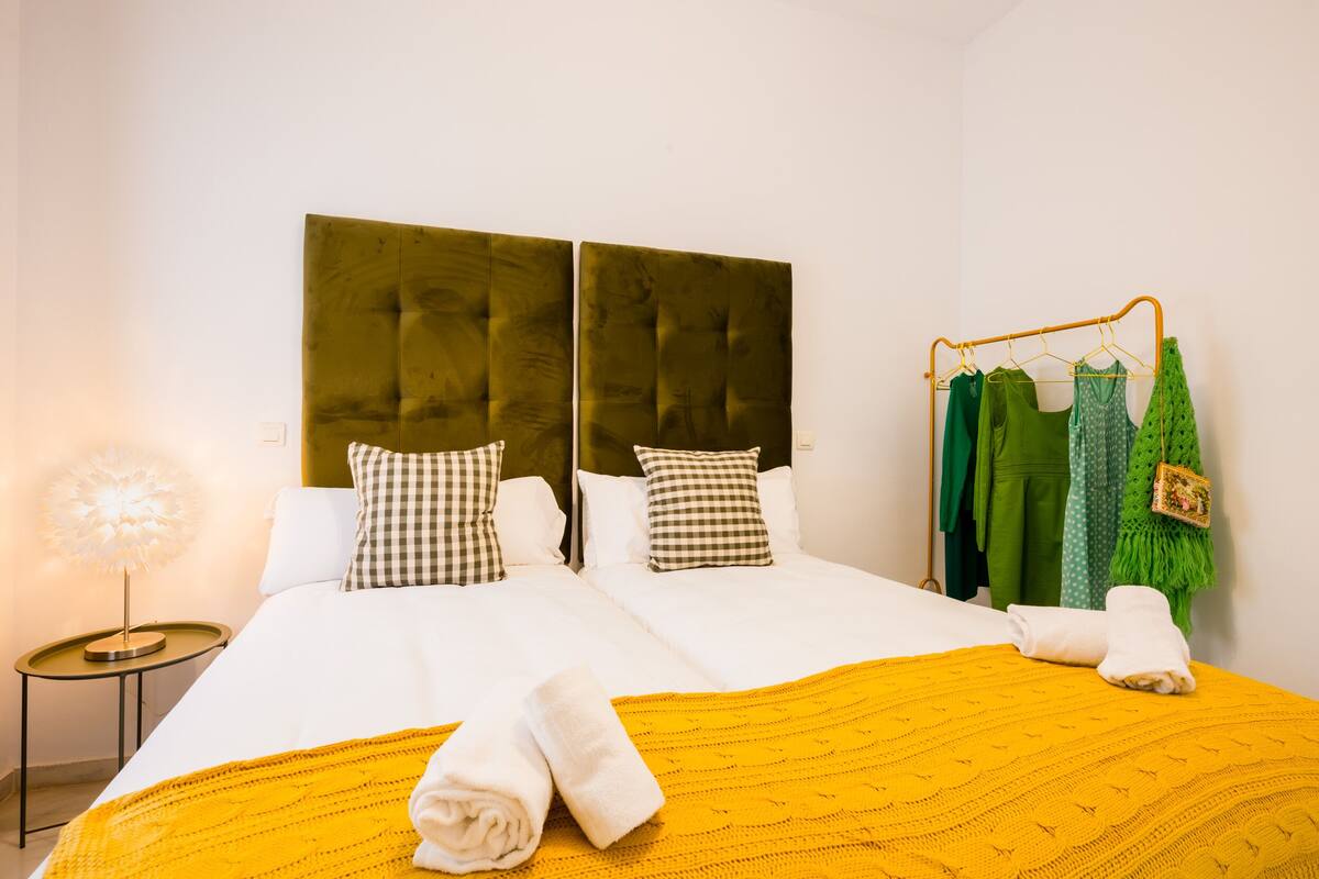 Appartement classique, 2 chambres, balcon, vue sur la ville | Couette en duvet, coffre-fort, rideaux d’obscurcissement