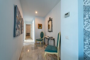 Àtic Comfort, 3 dormitoris, terrassa, vistes a la ciutat | Sala d'estar | Televisor intel·ligent de 55 polzades amb canals per satèl·lit