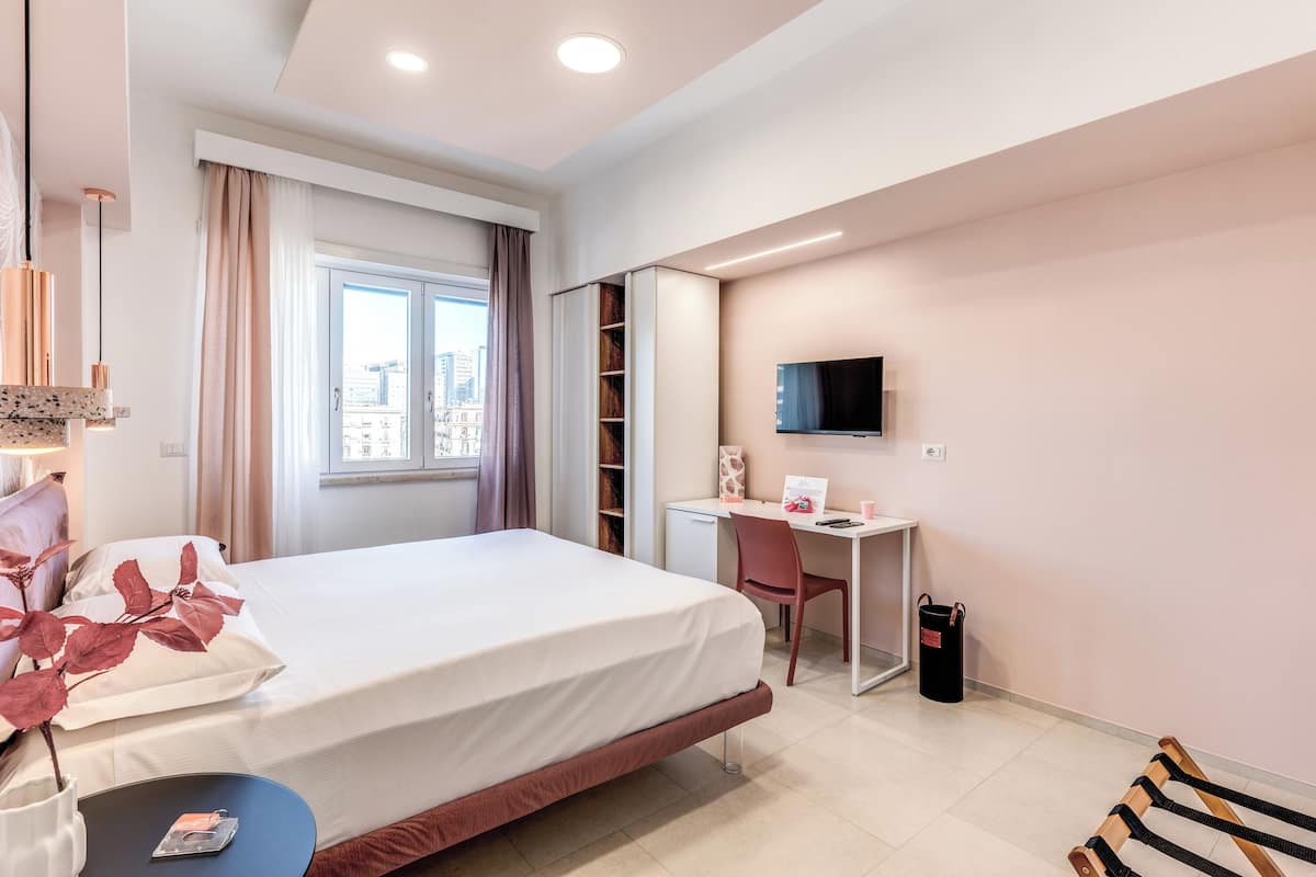 In-room safe, desk, free WiFi