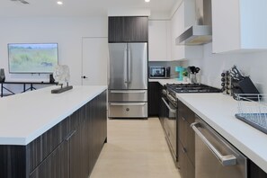 冷蔵庫、電子レンジ、オーブン、コンロ