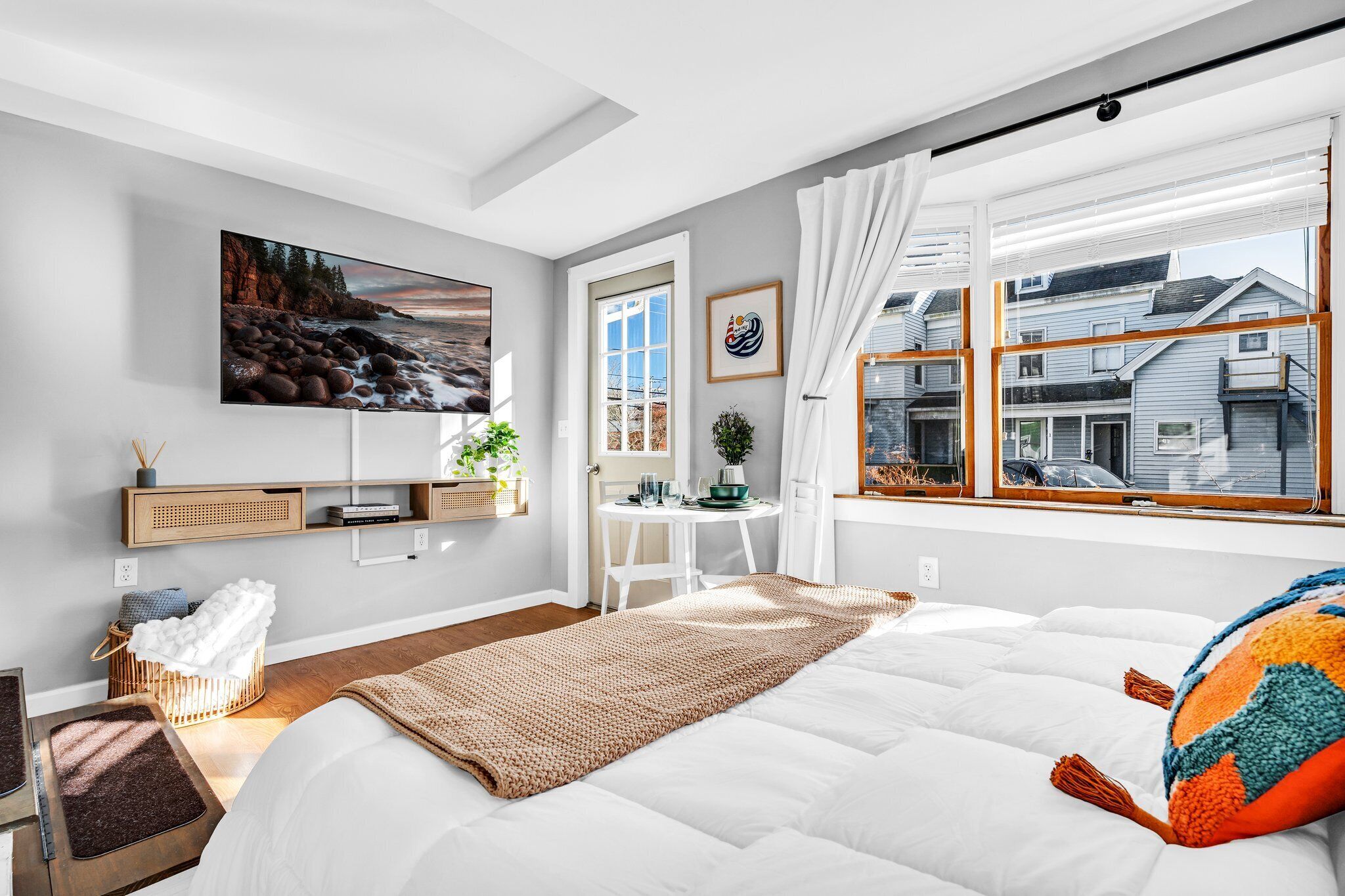 1 間睡房、書桌、熨斗/熨衫板、可攜式嬰兒床